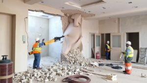 أعمال تكسير وهدم احترافية كجزء من خدمات أفضل مقاول ترميمات عامة في الكويت