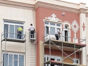 ترميم واجهة مبنى في بيان من قبل مقاول ترميمات محترف