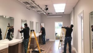 تنفيذ أعمال التجديد في صالون