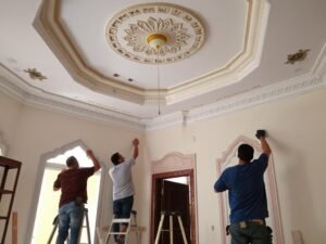 عمال مقاول ترميمات صباح السالم يقومون بترميم منزل