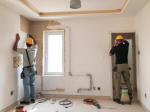 عمال يقومون بأعمال ترميم وتجديد لمنزل في الكويت