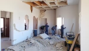 عملية هدم وإعادة بناء جزء من منزل في العدان عملية هدم وإعادة بناء جزء من منزل في العدان