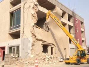 مشروع هدم جزئي لمبنى تجاري