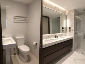 ترميم حمام فاخر بتصميم عصري في الكويت